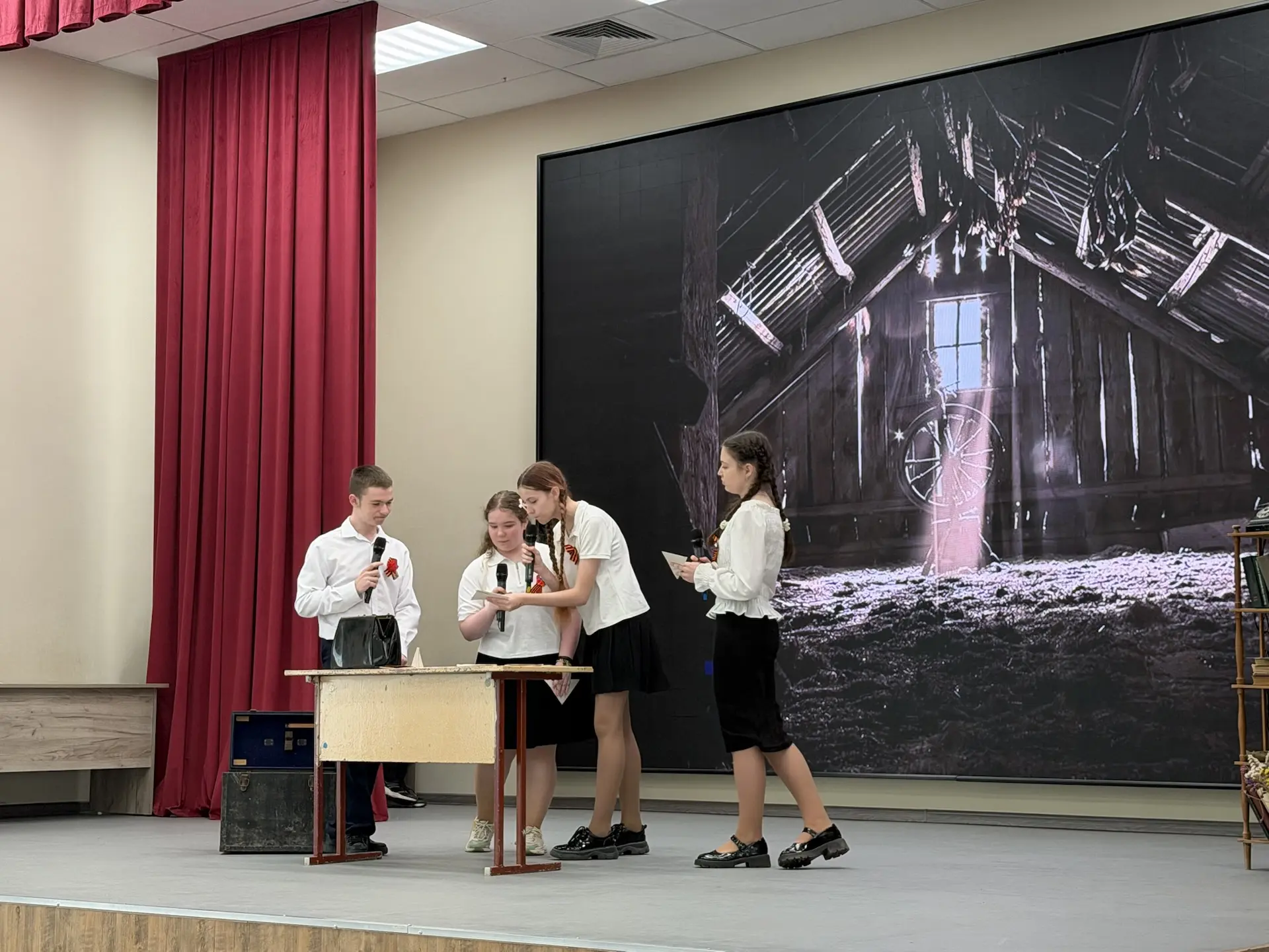 🌸Сегодня в нашей школе прошёл праздничный концерт, посвящённый Дню Победы!  На одной сцене объединил