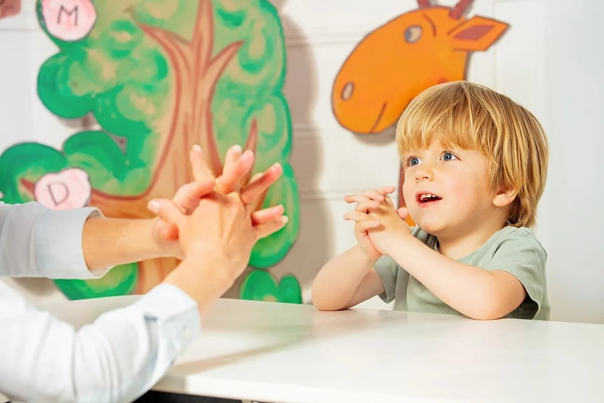 Весёлая гимнастика для малыша: учим жесты и подражаем животным! 👶