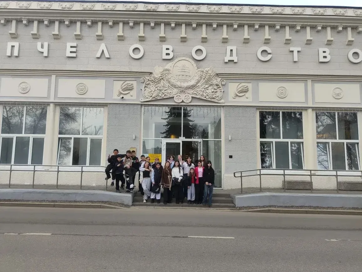 🧬Открываем для себя науку с новой стороны!  6А класс отправился в павильон «Пчеловодство» — и это ок