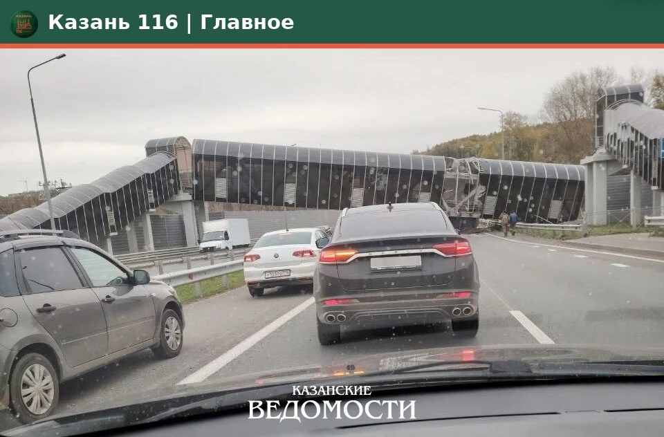 🔴 Грузовик врезался в надземный переход под Казанью