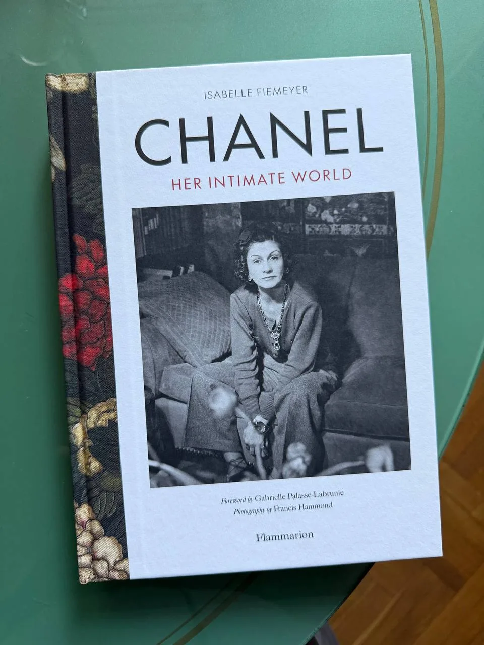 Книга про одну из самых загадочных женщин XX века✨

Chanel: Her Intimate World — не просто биография