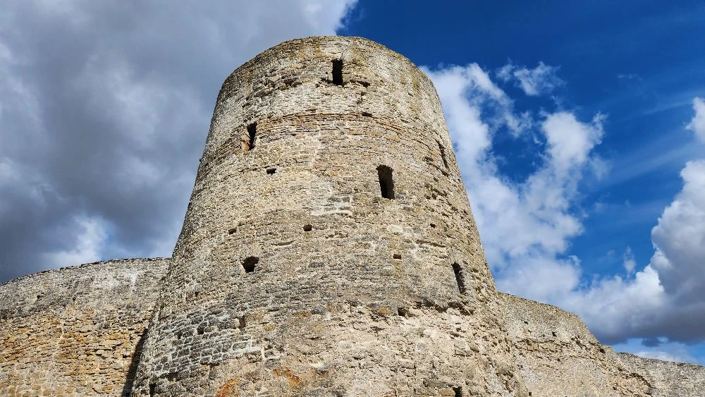 Путешествие к истокам: Псков и Изборск 🏰📜  Ученики 6 «Б», 10 «А» и 11 «Б» классов совершили незабыва