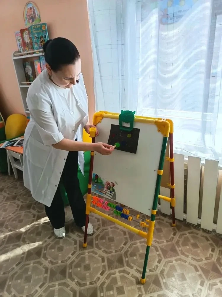 🚀В первой группе раннего возраста «Непоседы» прошло тематическое занятие «Рисуем космос»!