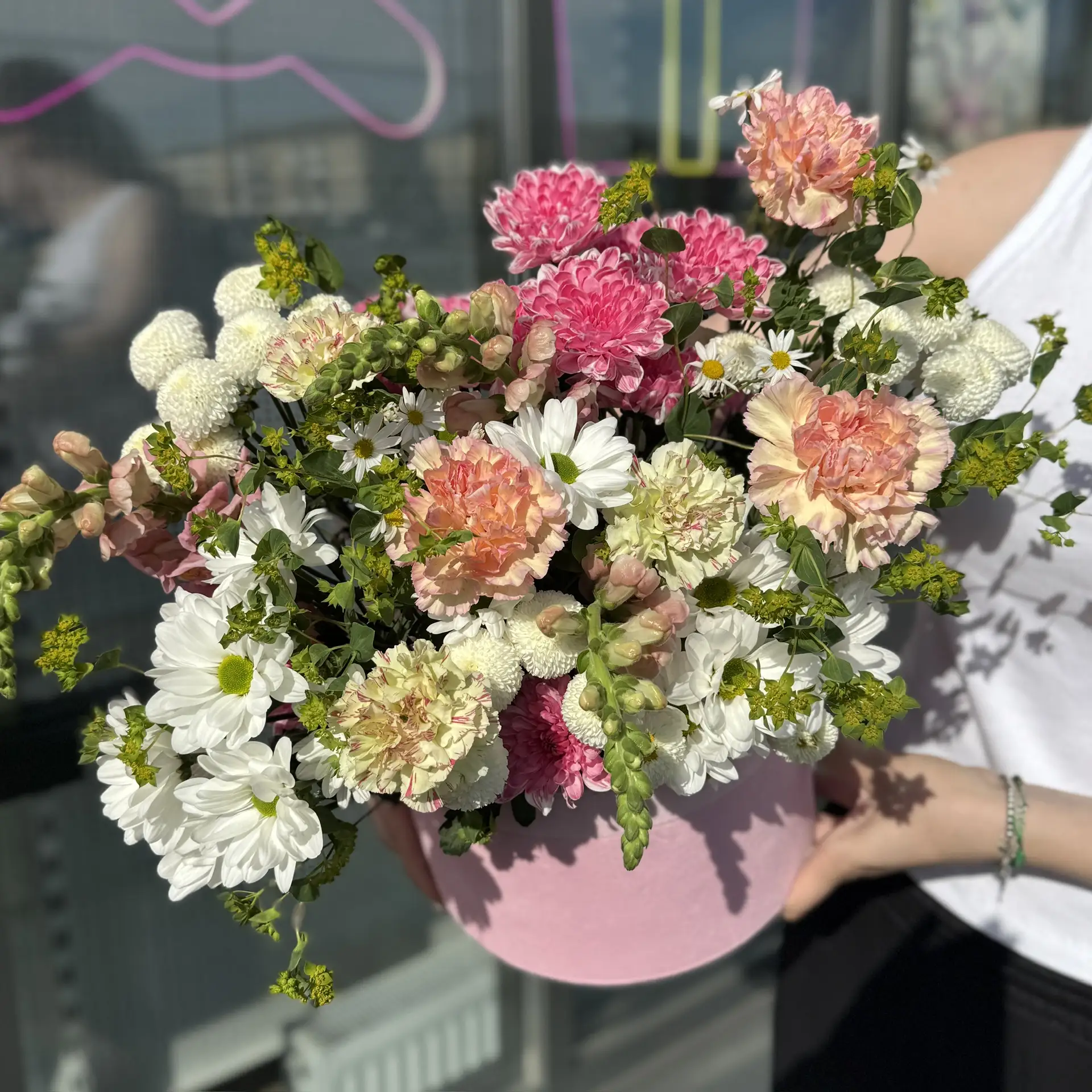 Композиция из стойких цветов идеально дополнит любую комнату🌸