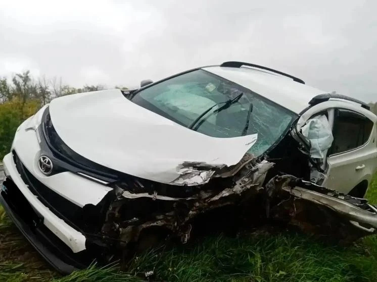 В Сызранском районе на трассе М-5 столкнулись грузовик SITRAK и Toyota RAV4. Авария про...