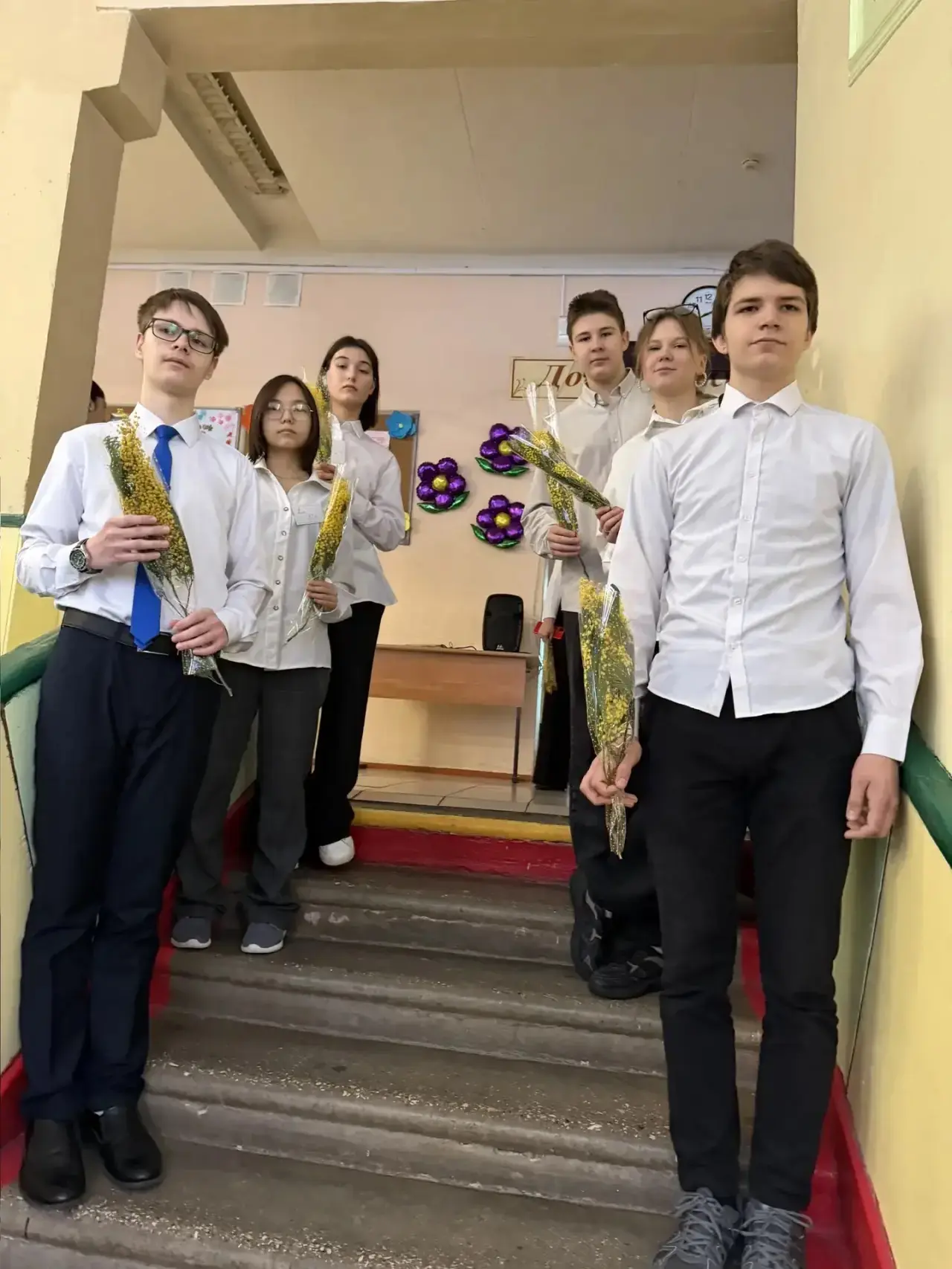 В честь Международного женского дня старшеклассники и волонтёры нашей школы устроили пр...