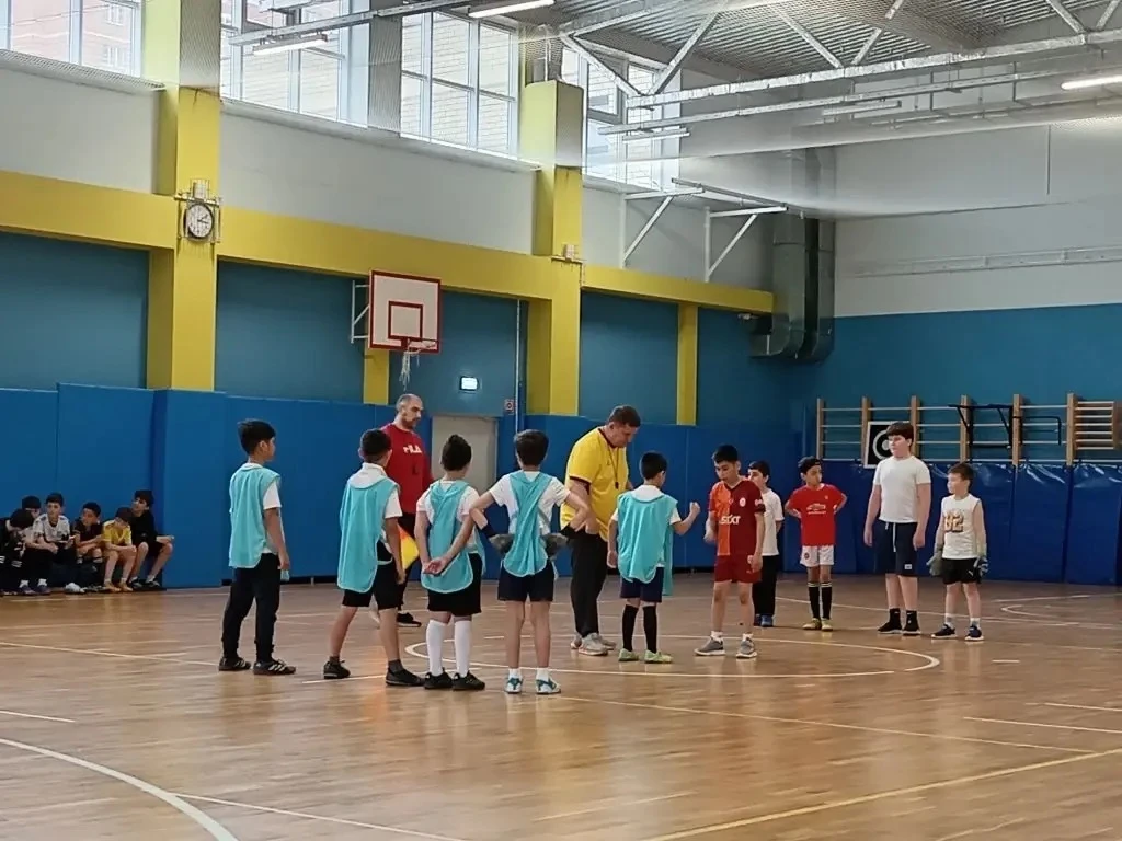 ⚽️ Азарт, голы и командный дух!  В нашей школе гремел настоящий футбольный бой! 🏆 На площадке встрет