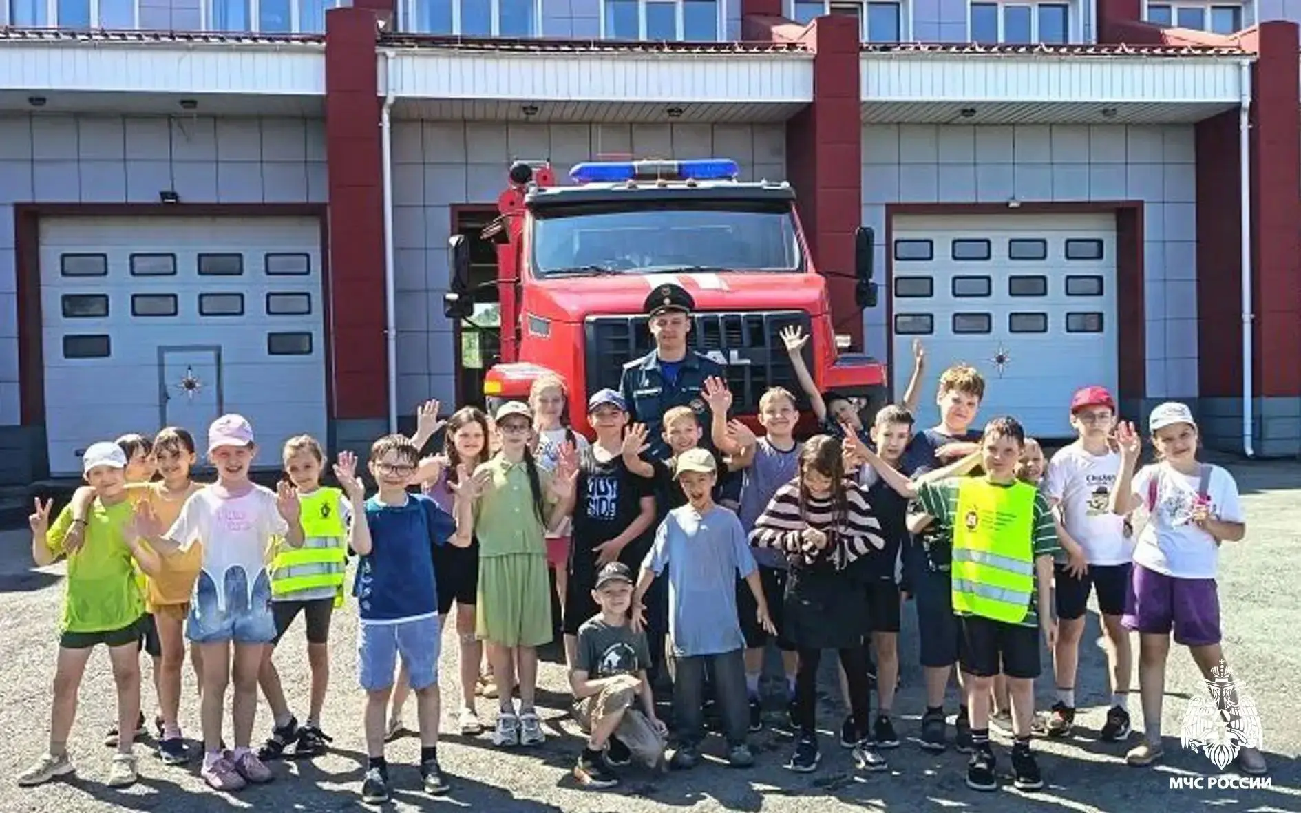 Огонь — не игрушка! 🚒 Томские школьники побывали в гостях у пожарных МЧС России