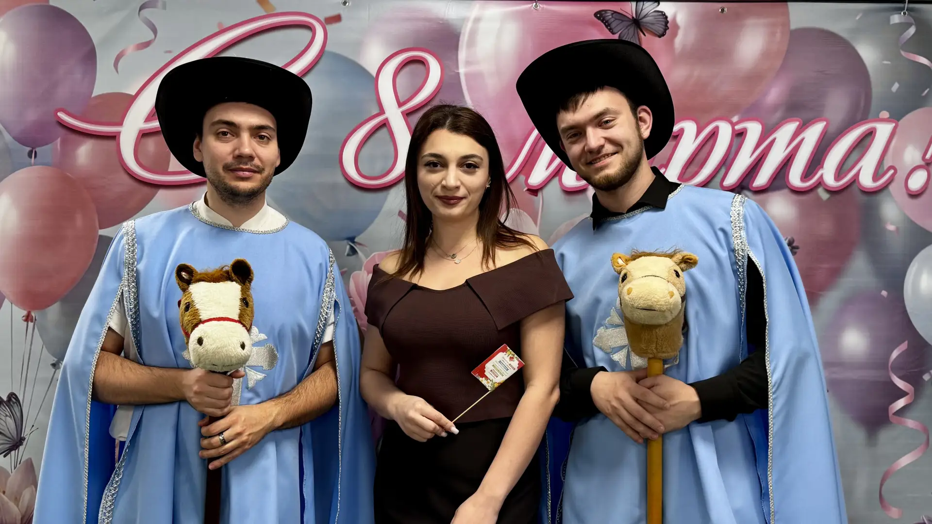 💐 ВЕСНА НАЧИНАЕТСЯ С УЛЫБОК!  💐  5 марта в нашей школе утро началось не с привычного звонка, а с нас