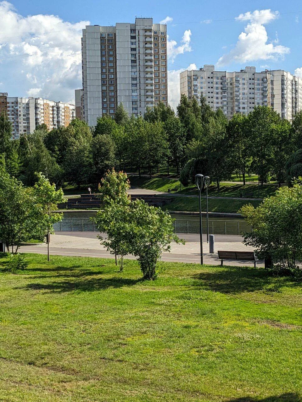 Яркое солнце заглянуло в Бутовский парк ☀
