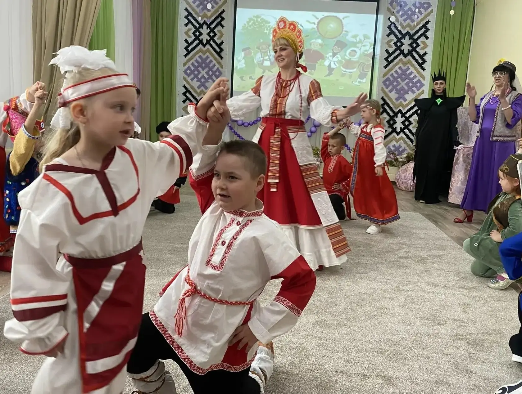 🎉Дошколята Шуйского района попрощались с детским садом на выпускных балах.