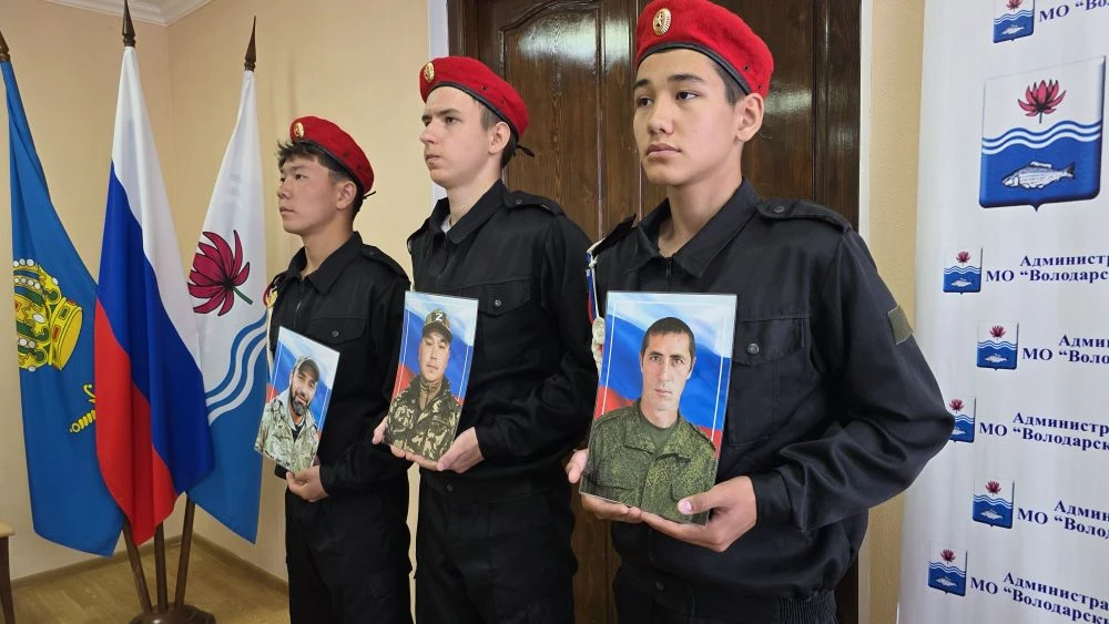 🇷🇺Слава героям страны!  В зале районной администрации глава района Регина Рамазанова совместно с пре