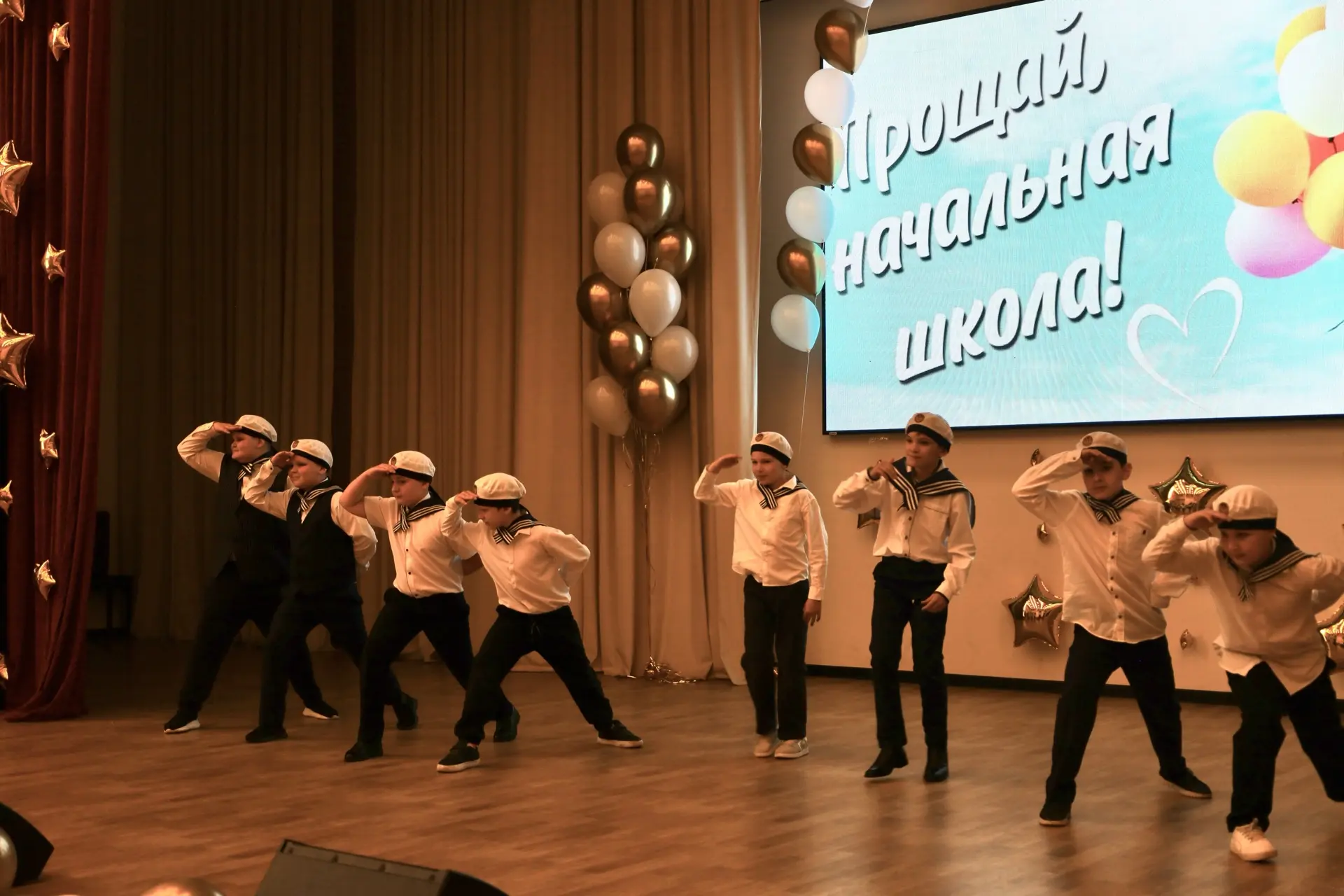 Торжественная линейка для 4в, 4г, 4д, 4е и 4ж классов состоялась! 🎓  Наши выпускники начальной школы