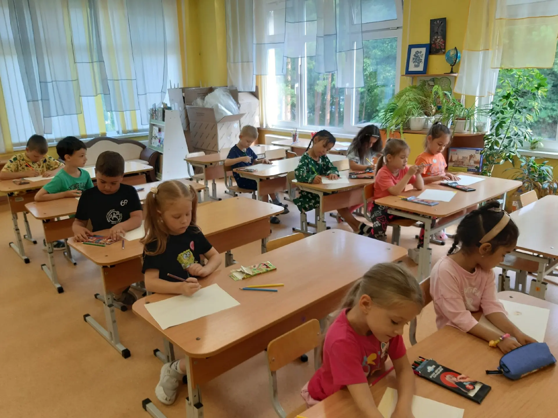 👨‍👩‍👧‍👦 13 группа рисует свою семью – тепло, уют и любовь на бумаге 🎨💛

Сегодня в 13 группе ца