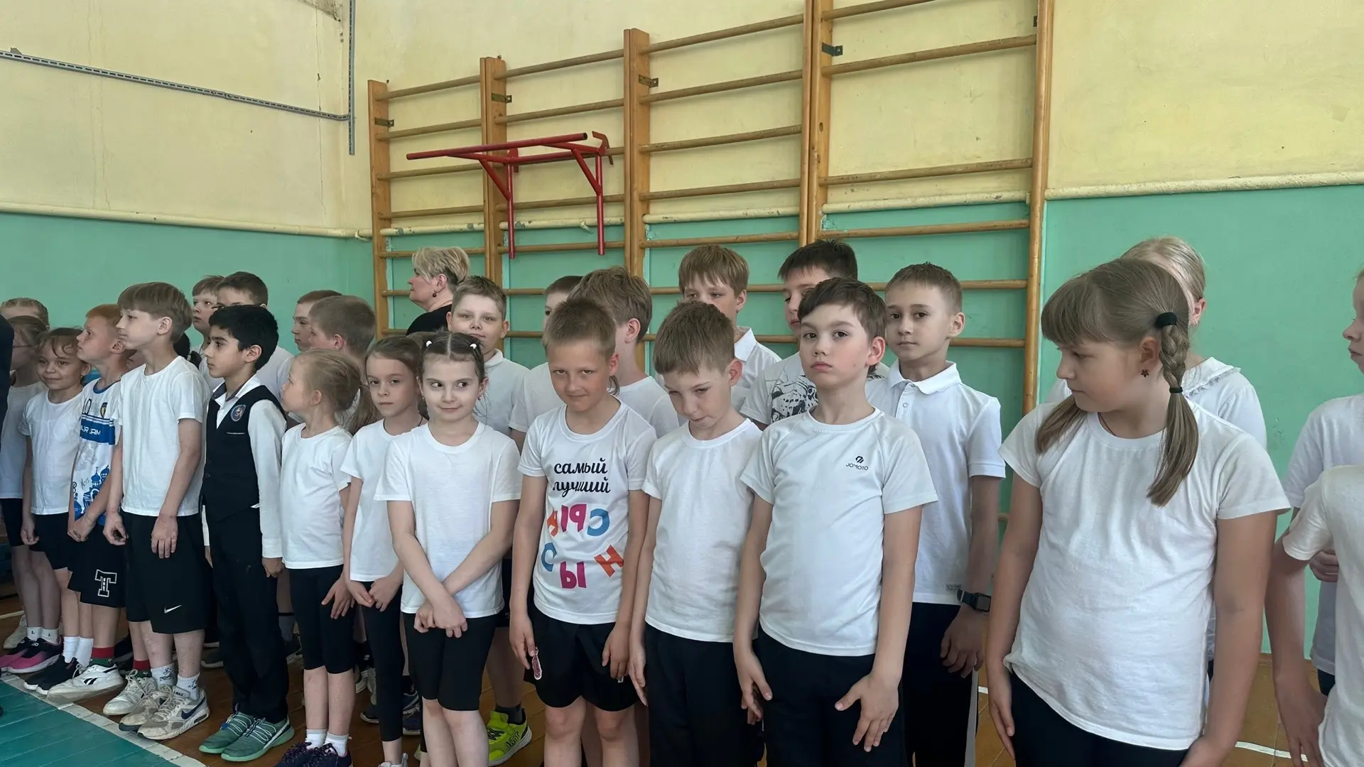 Сегодня состоялась общешкольная линейка, приуроченная ко Дню славянской письменности и культуры. Мер