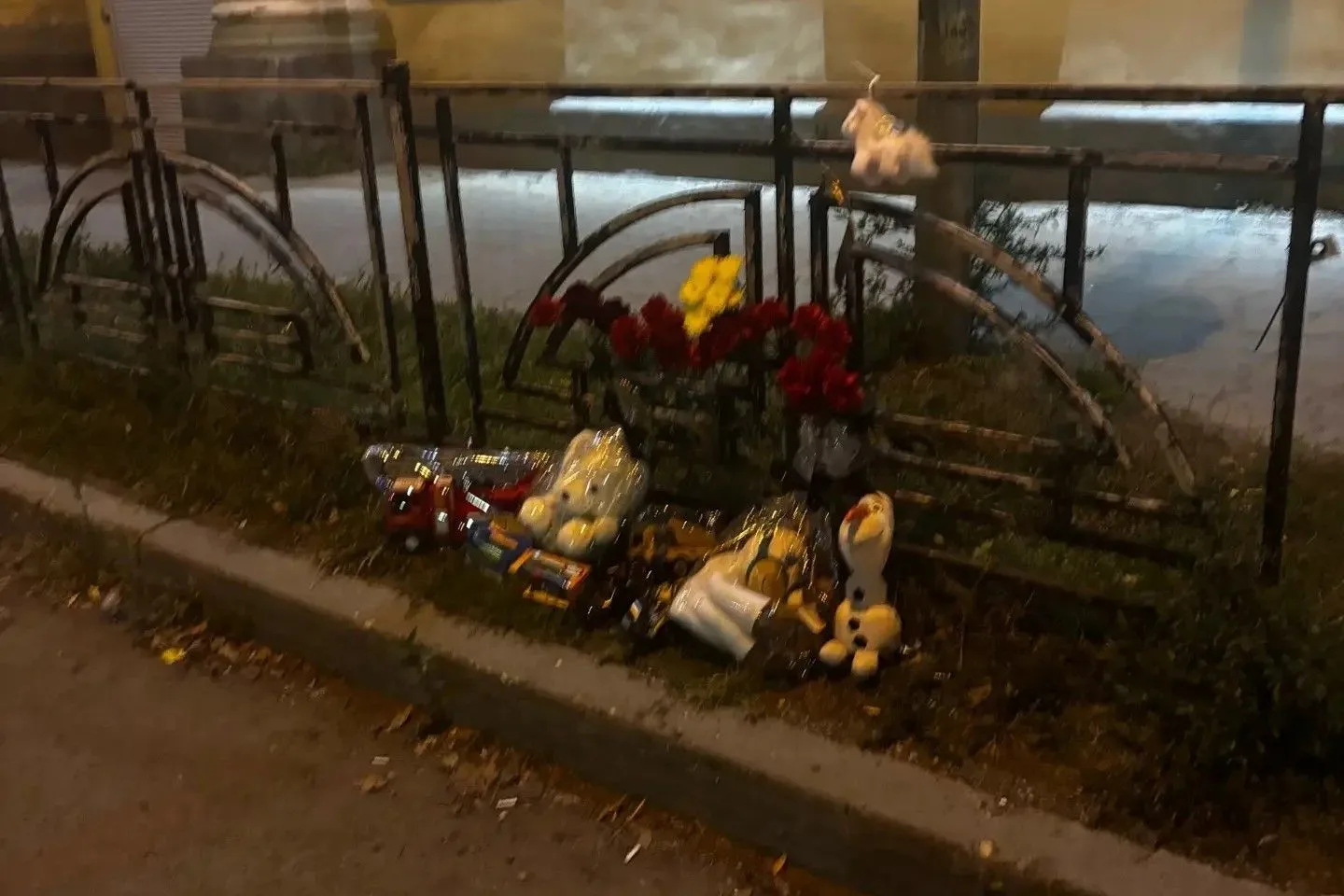 На месте трагедии в Ангарске — у дома № 7 в 73 м квартале, где вечером 10 сентября женщ...