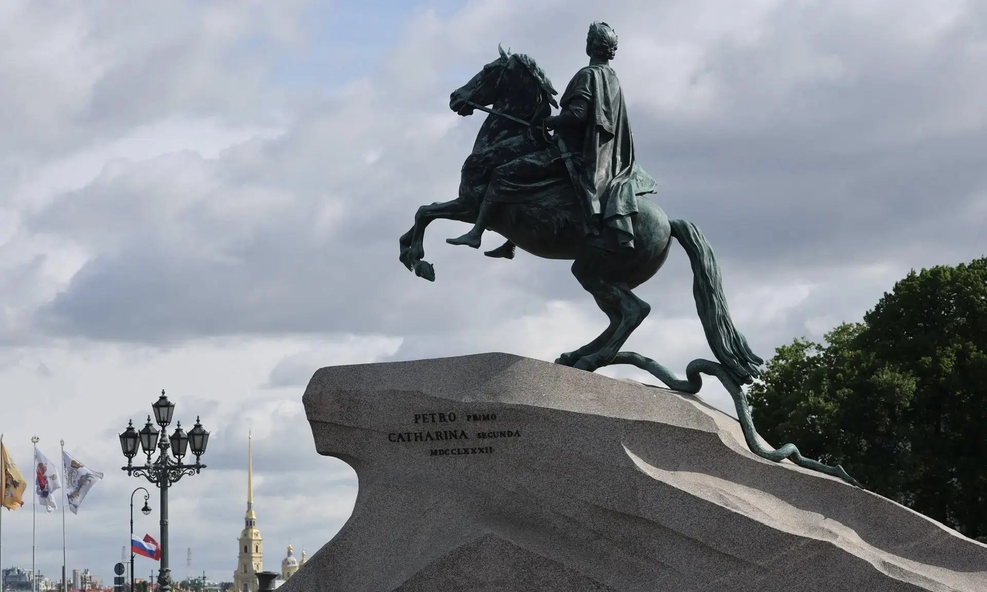 В День 323-летия Санкт-Петербурга прокурор города Андрей Гуришев возложил цветы к «Медному всаднику»