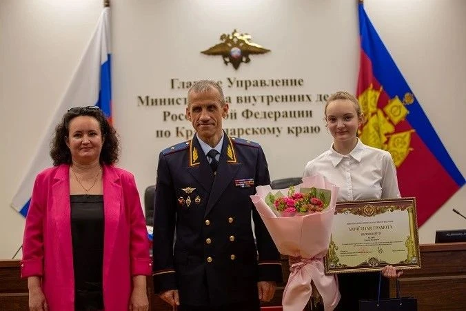 14-летняя девочка помогла полиции задержать преступника: Школьницу наградили в МВД   Прошлым летом ш