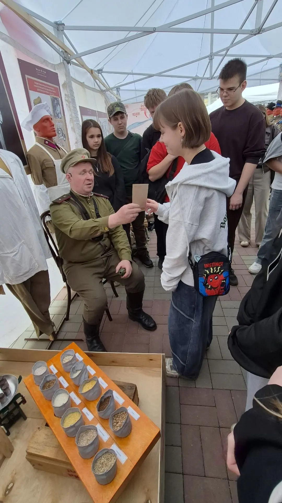 ВЫСТАВКА "ВЕСНА 45-ГО"  На днях учащиеся 10 и 7 классов из цеНтров образования - школы № 29 и школы 
