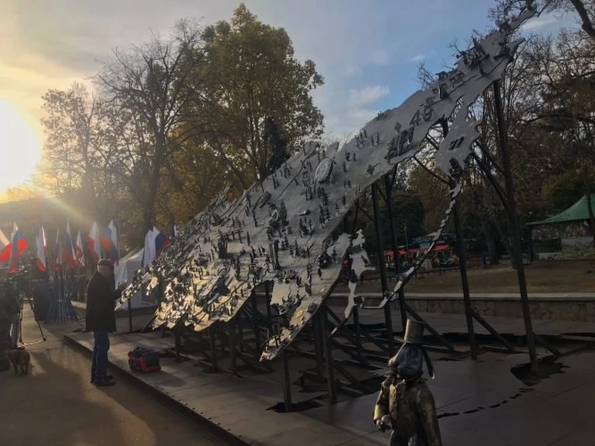 «Время России» в металле: как народный арт-фестиваль объединил страну на кованой карте

9 мая 2026 г