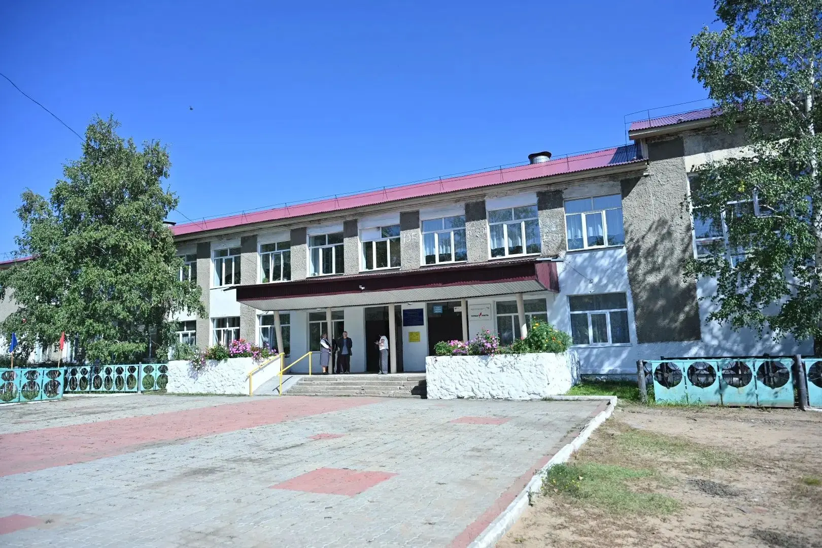 Посетил Кяхтинскую школу №1. Здание 1972 года постройки, сегодня здесь учится 501 ребен...