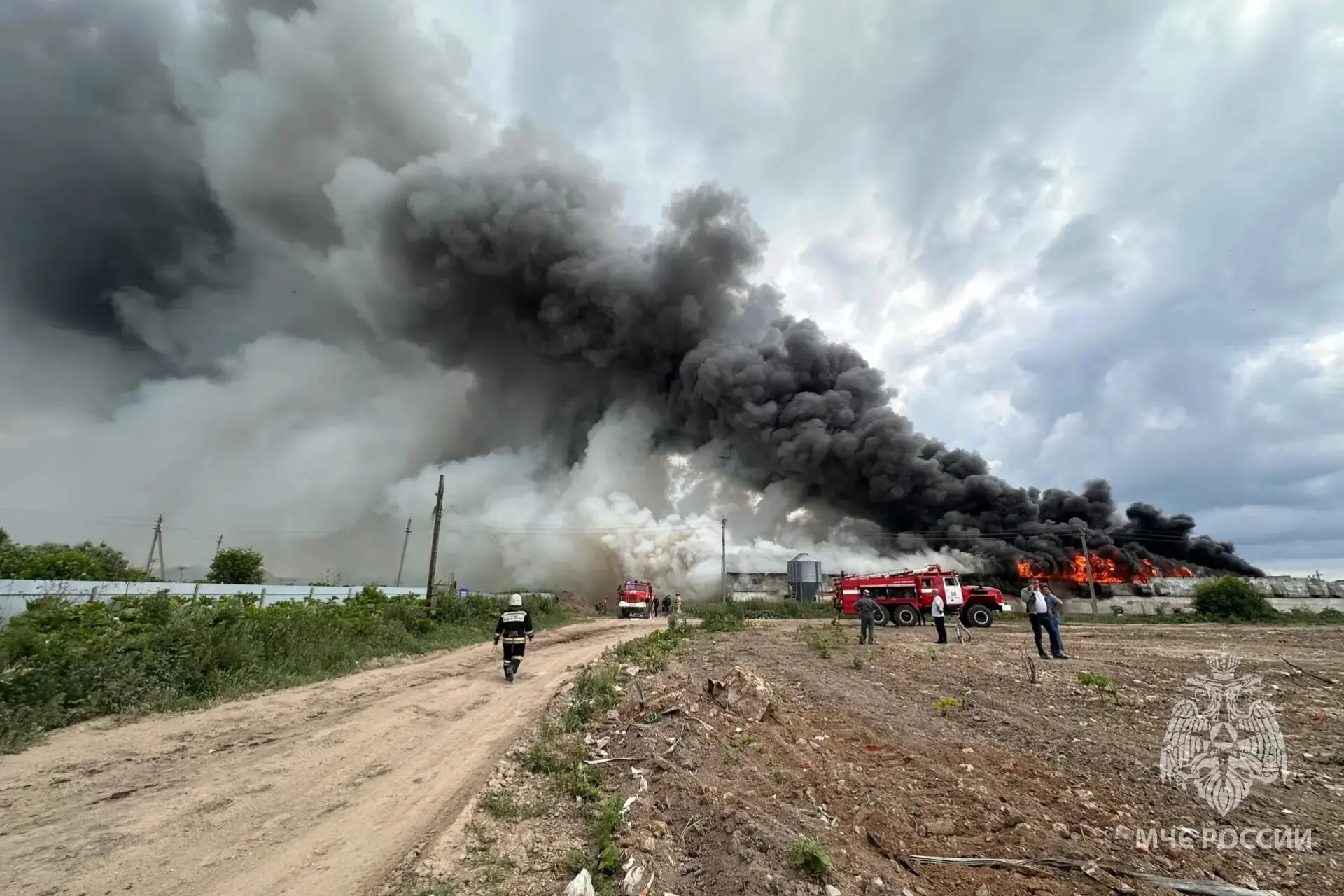 Крупный пожар на сельхозпроизводстве случился в Ивановской области. Накануне огонь охватил здание на