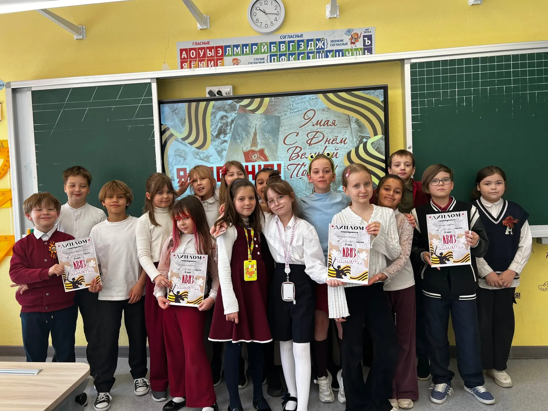 В преддверии великого праздника — Дня Победы — ребята из 3 «Е» и 4 «В» с особым трепетом и уважением