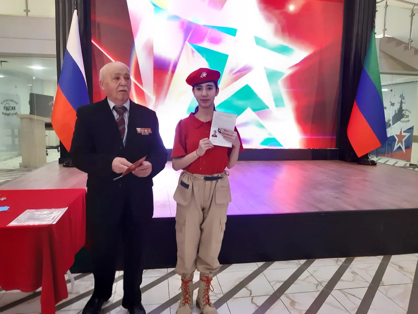 Сегодня учащиеся 8‑го класса нашей школы вступили в ряды Всероссийского детско‑юношеского военно‑пат