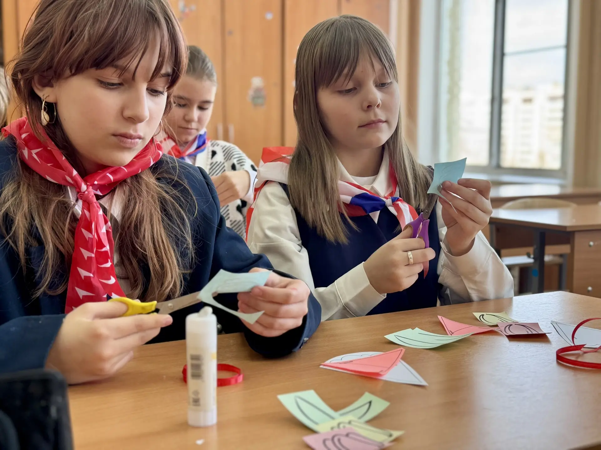 🌸✂️В преддверии Международного женского дня активные учащиеся 5-х классов приняли участие в мастер-к