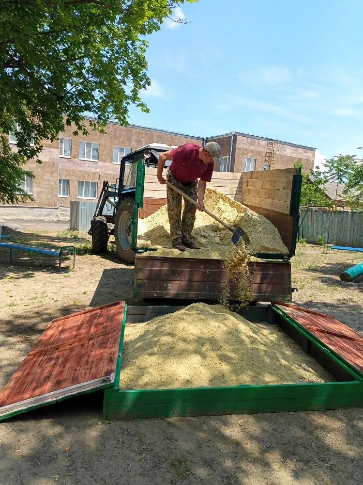 Ура! У нас появилась песочница, нам  привезли песок!🏖️

Выражаем огромную  признательность  и благо