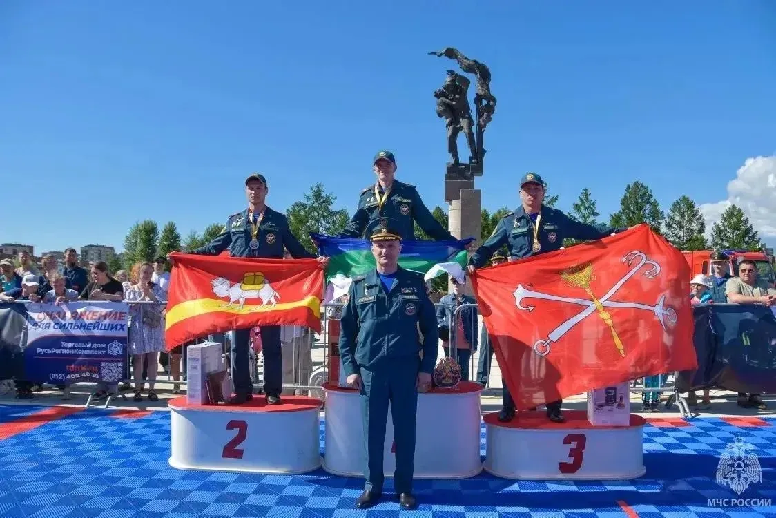 🇷🇺 Огнеборец из Челябинска вошел в число лучших пожарных МЧС России.

👨‍🚒В Санкт-Петербурге заве