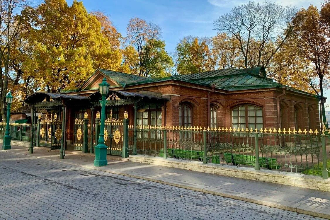 🏰 От «прорабской» до музея: тайная жизнь первого дома Петербурга 🏚️