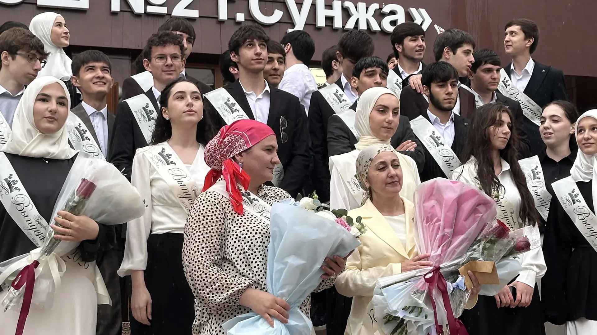 Ну вот и всё. Отзвенел Последний звонок, оставляя за плечами лучшие годы беззаботного д...