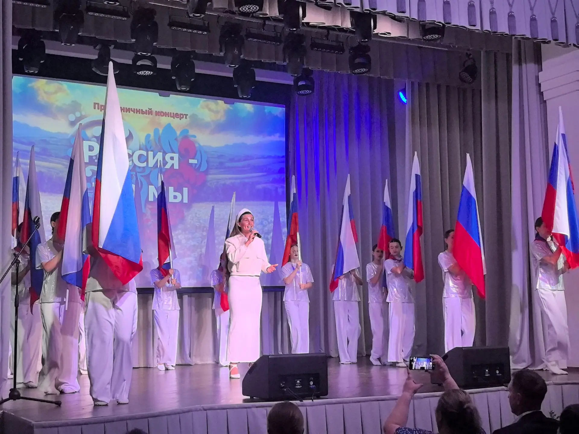 12 июня в Ленинском Доме Культуры прошел праздничный концерт "Россия - это мы", посвященный празднов