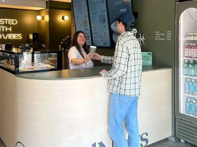 Сеть кофеен GoodNews Coffee устроила необычную акцию: здесь за кофе можно было расплати...
