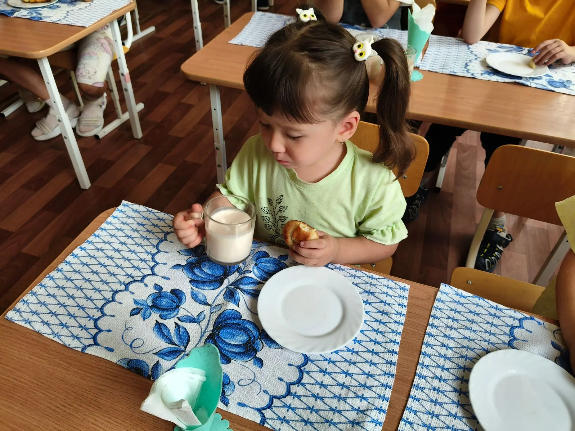 В садике нас кормят вкусно.