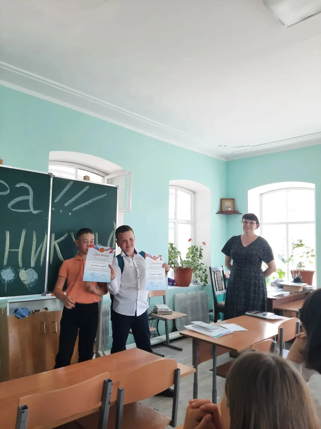 25 мая в 4 Б классе  прошёл классный час на тему «Прощай, начальная школа!»