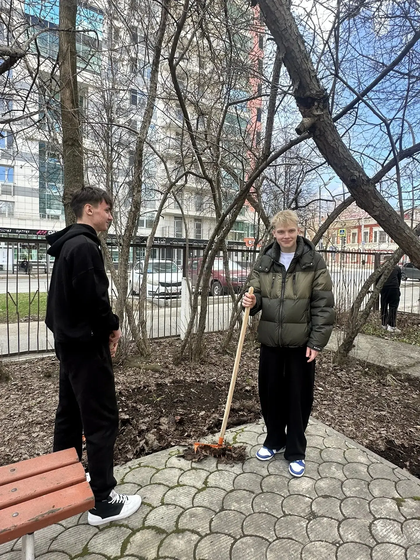 Школьный субботник: вместе мы можем всё! Весна в разгаре, и школьная территория ожила от дружной раб