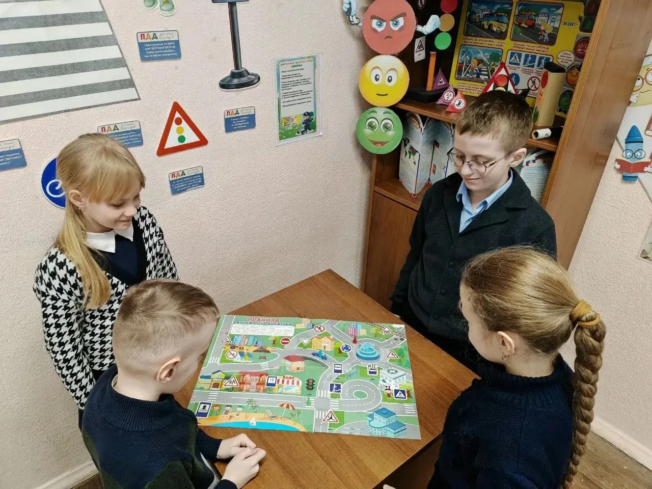 26 января для наших учеников 3 «Г» класса прошел урок-игра «Занимательное путешествие Светофорчика»!