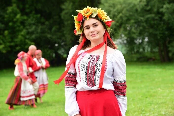 Получаем корзину и идем собирать🍏🍎 яблоки!