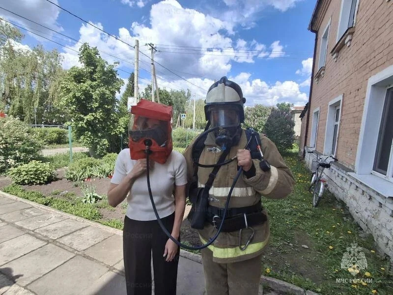 📍В Шаблыкино школа искусств под защитой сотрудников МЧС России   Сотрудники 37 пожарно-спасательной 