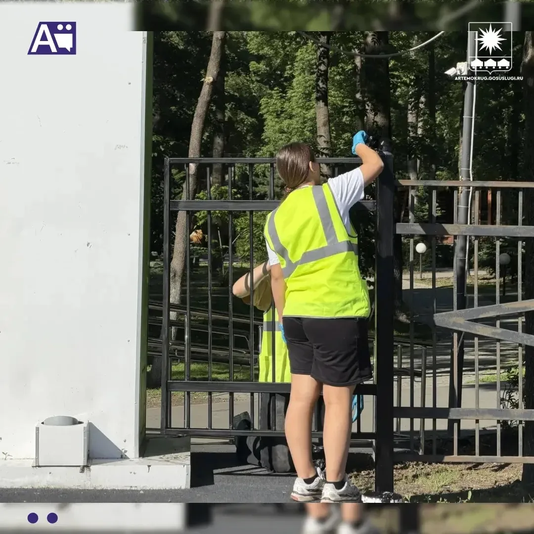 Школьники помогают благоустраивать Артём

Этим летом 20 старшеклассников присоединились к коллективу