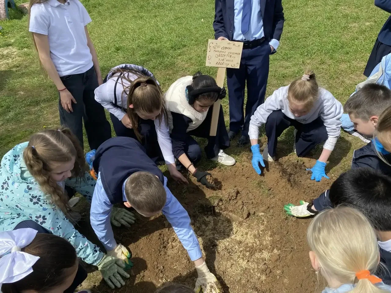 🌍🕊️ Мир, труд, май!  ☀️ В эти тёплые майские дни ученики 3А класса вместе с классным руководителем У