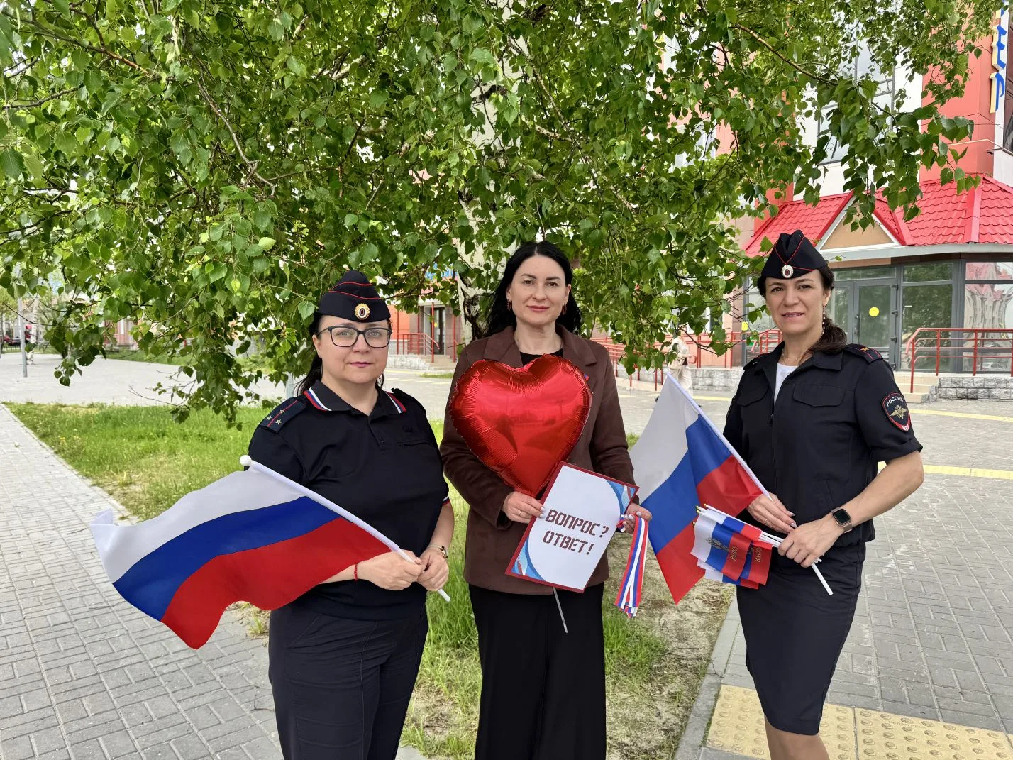 🇷🇺 В рамках празднования Дня России в Белоярском прошла праздничная акция с викториной о стране 🇷