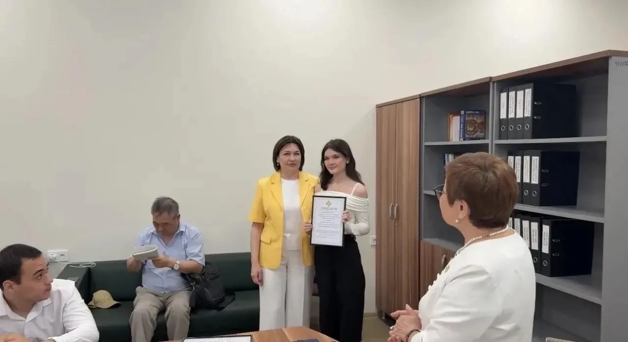 Будущее в руках молодежи 💛В КалмГУ вручили именные премии лучшим студентам-журналистам.

🗒️ Предсе