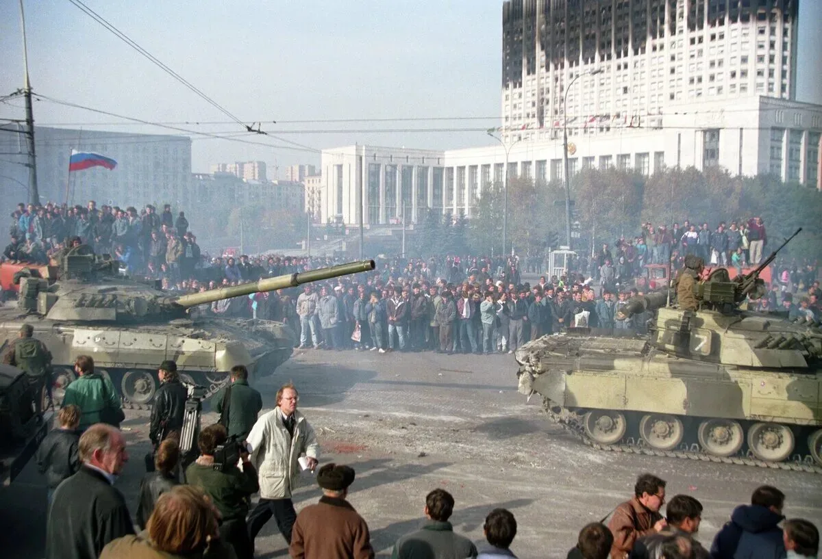 4 октября 1993 года, по приказу Б. Н. Ельцина танки расстреляли здание дома Советов.