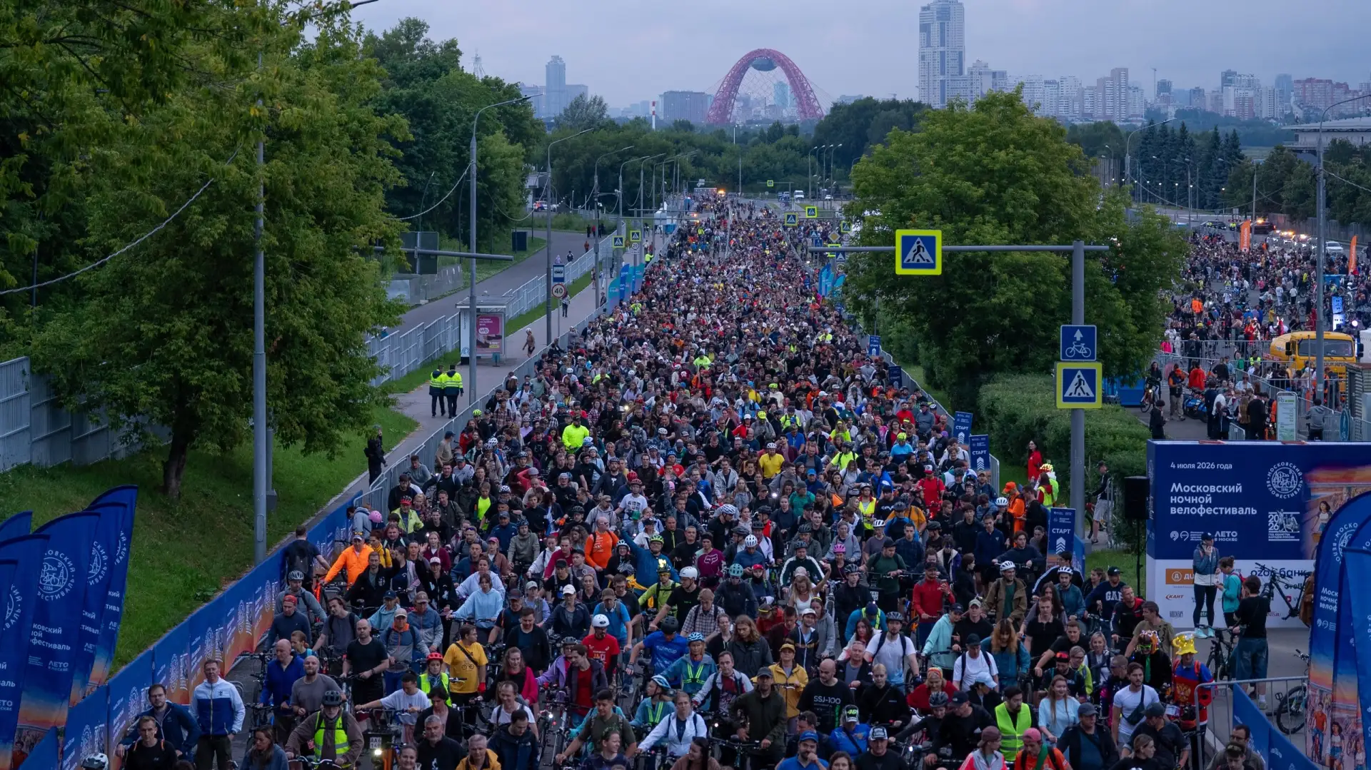 47 тысяч москвичей приняли участие в первом ночном велофестивале года. Старт на Крылатс...