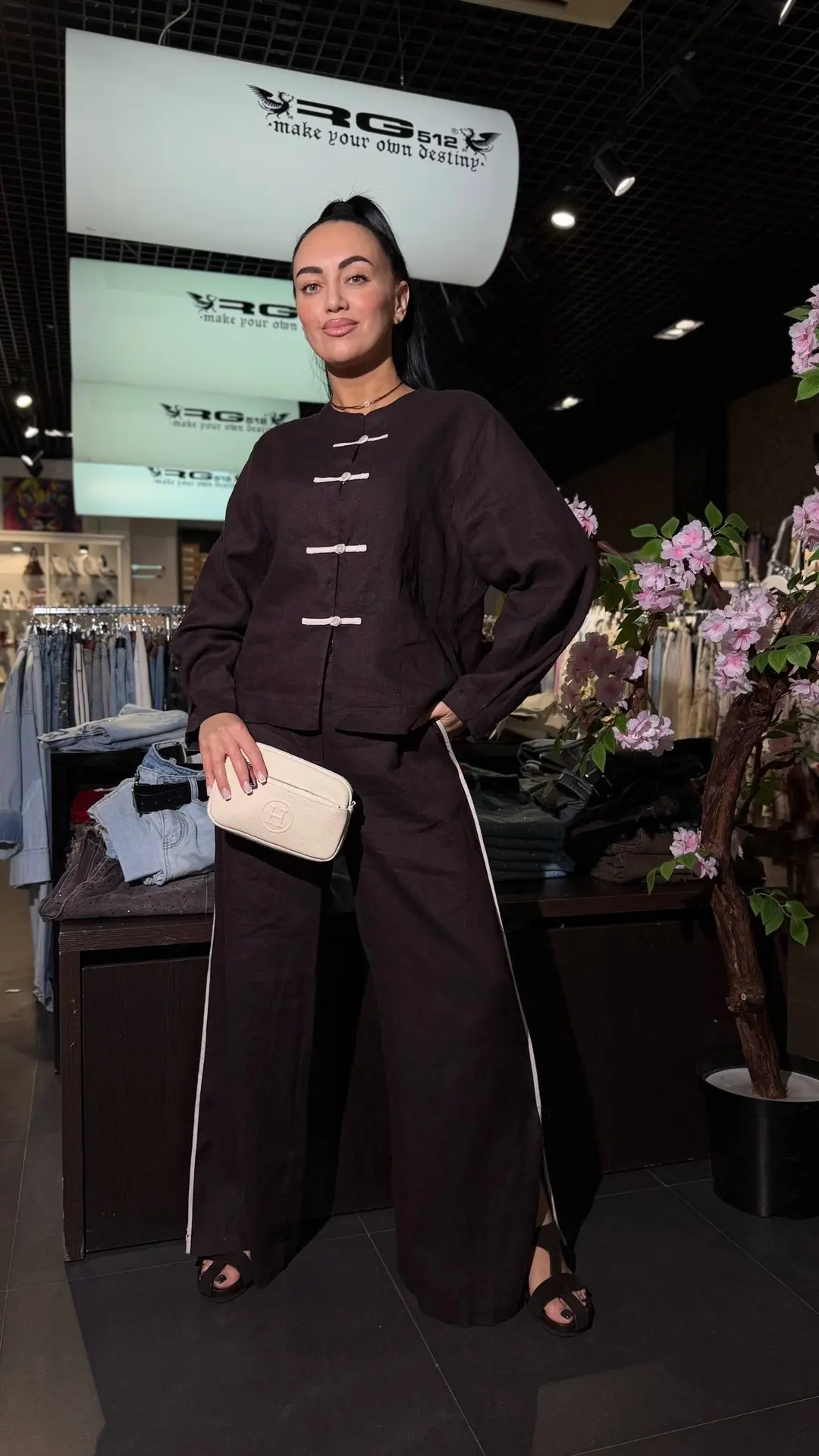 Костюм Max Mara Lux 
Есть в бежевом цвете 
14200-20% 11360
За наличный расчет 
14200-15% 12070
За ра