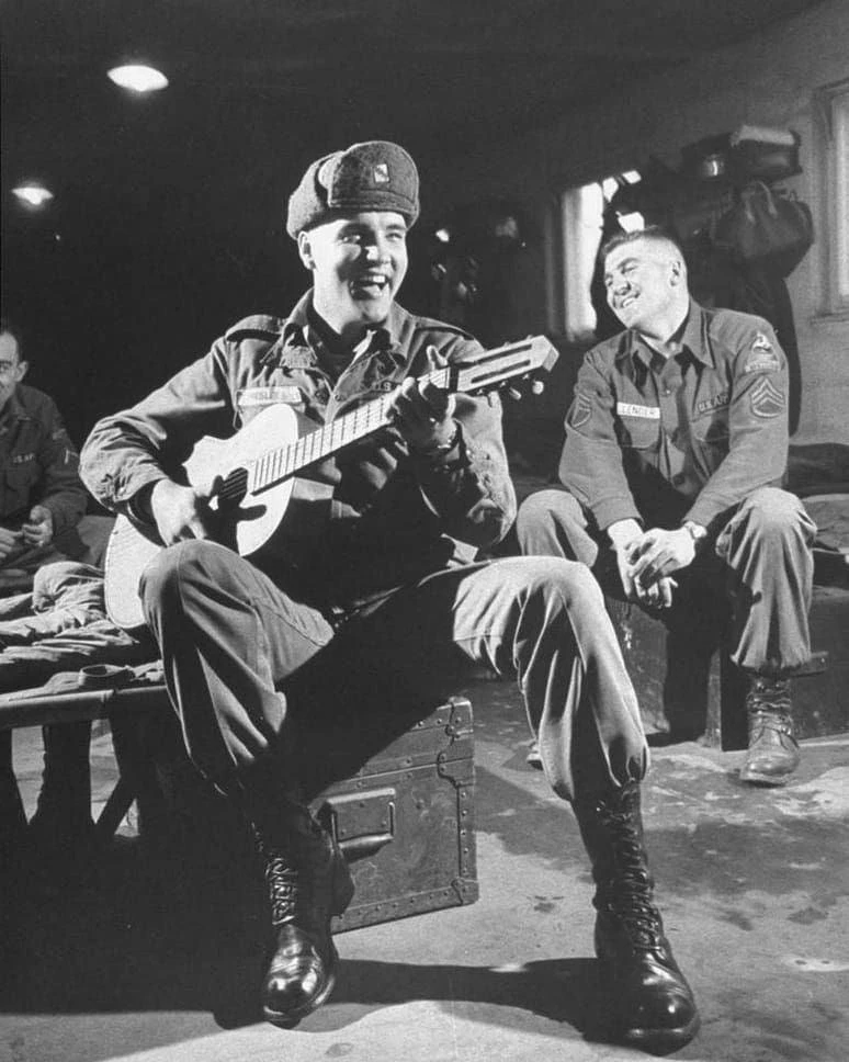 Элвис Пресли играет для своих однополчан, во время службы в армии, 1959 год.