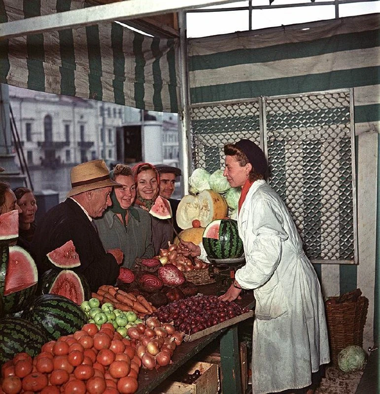 Продажа овощей и фруктов на Трубной площади. Москва. 1956 год.